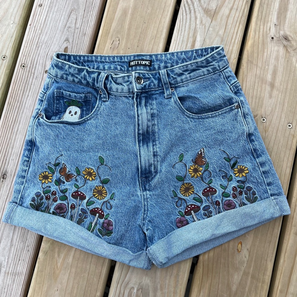 Hot Topic Jean Shorts Cuff Embroidered Flower Mushroom Butterfly Ghost Size 7